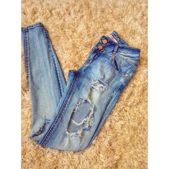 ❌SOLD❌ Refuge Distressed Jeans 👖 - Picture 2 of 5